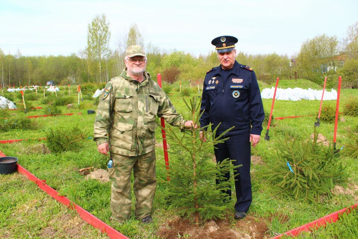 Огнеборцы Леноблпожспас приняли участие в акции «Сад памяти»
