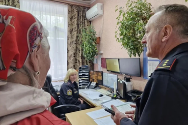 Сланцевские пожарные провели экскурсию для пожилых людей и инвалидов