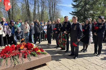 В День Великой Победы огнеборцы Ленобласти почтили память героев