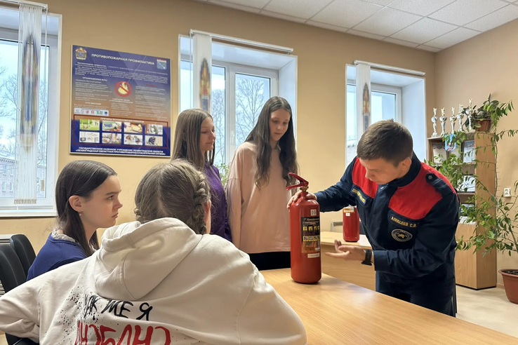 В преддверии Дня спасателя: юные пожарные Пикалёво поздравили бойцов 117-й части.