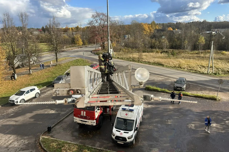 Пожарно-тактическое занятие в Сланцевской детской поликлинике