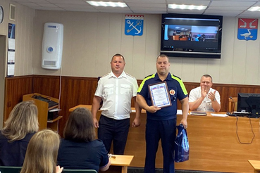 Сотрудников ГИБДД наградили за бдительность.