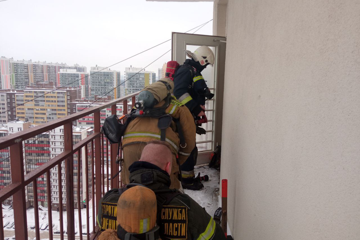Тренировка пожарных в высотном доме
