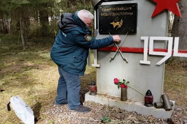 Работники Леноблпожспас привели в порядок воинские захоронения