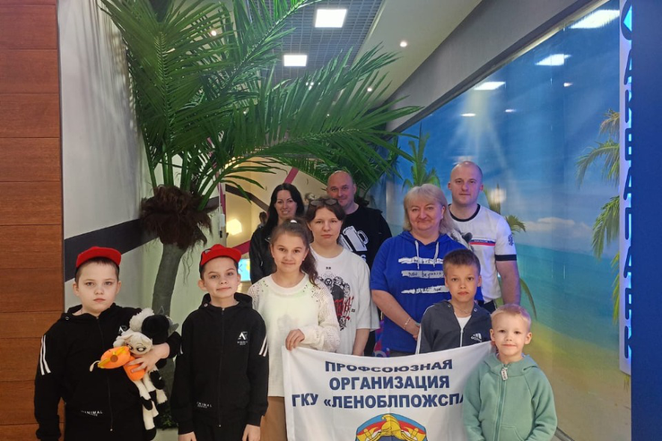 Профсоюзный отдых: пожарные Лужского района посетили «Акваполис»