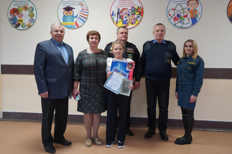 Леноблпожспас поблагодарил школьницу, благодаря которой удалось спасти пенсионерку из пожара