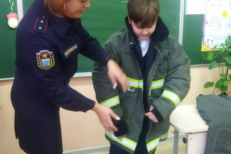 Лужских школьников познакомили с профессией пожарного
