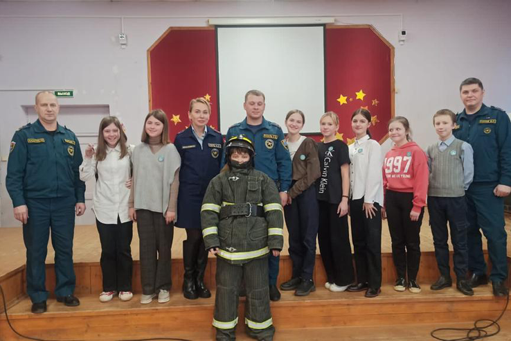Огнеборцы проводят занятия с юными пожарными