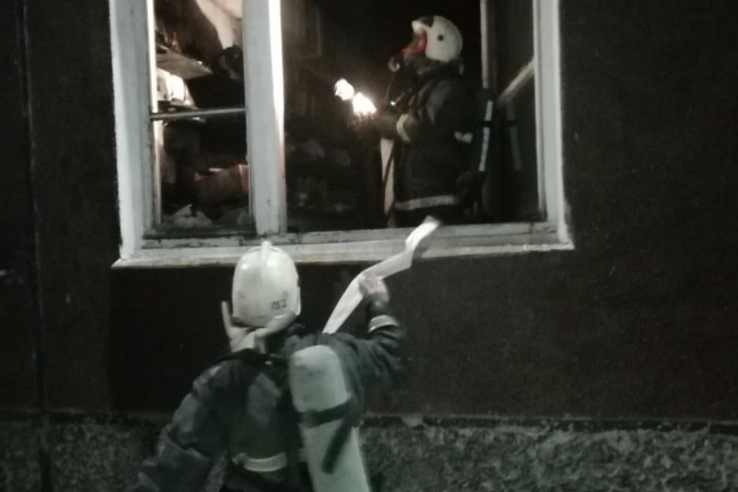 Пожарные эвакуировали детей из задымленного здания ДК