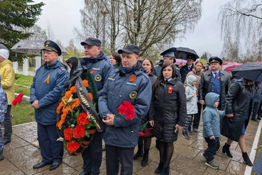 Память и благодарность: сотрудники Бокситогорского отряда почтили подвиг героев в День Победы