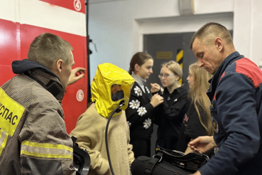 Экскурсии в пожарные части: как школьники и дошкольники знакомятся с профессией