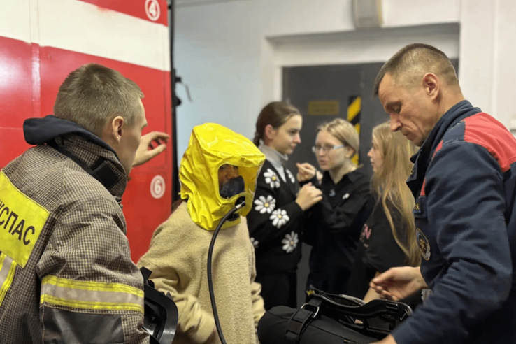 Экскурсии в пожарные части: как школьники и дошкольники знакомятся с профессией