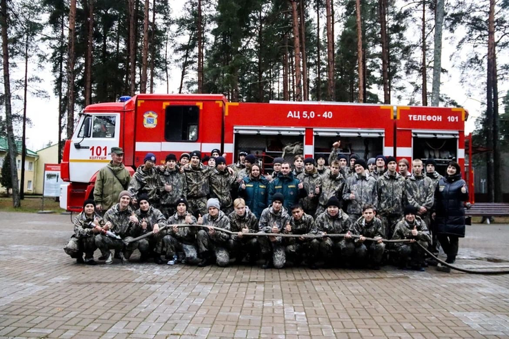 Пожарные Леноблпожспаса рассказали детям о тонкостях своей профессии