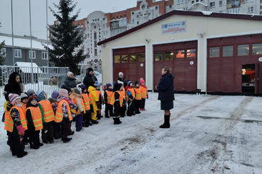 Дошколята поздравили Кингисеппских пожарных