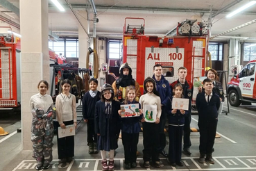 Школьники поздравили огнеборцев с Днём спасателя
