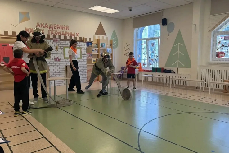 В «Академии юных пожарных» Леноблпожспас прошли семейные соревнования и тематические викторины