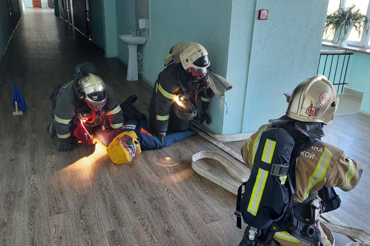 Учения пожарных в школе-интернате