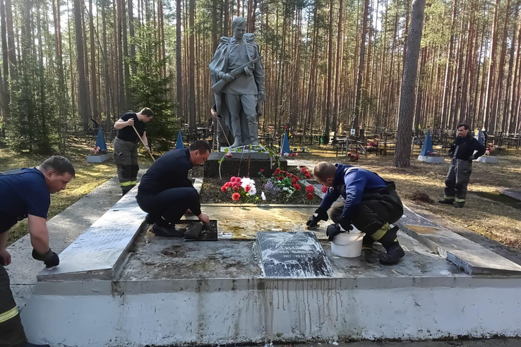 Сохраняя память: пожарные Ленобласти приводят в порядок воинские захоронения