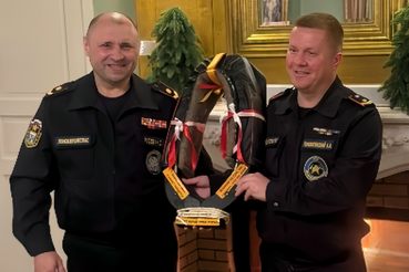 Традиции, объединяющие коллектив: в ГКУ «Леноблпожспас» новому начальнику Лужского отряда вручили символический хомут