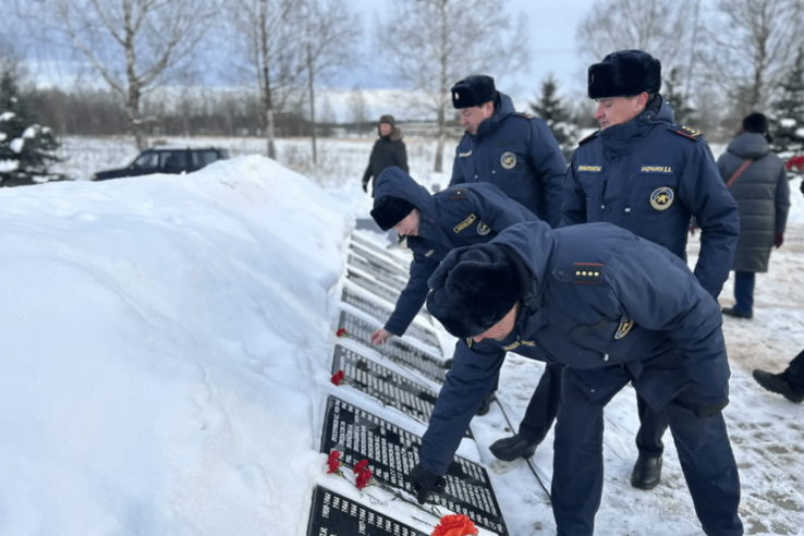 В память о подвиге: работники Сланцевского отряда Леноблпожспас почтили День освобождения