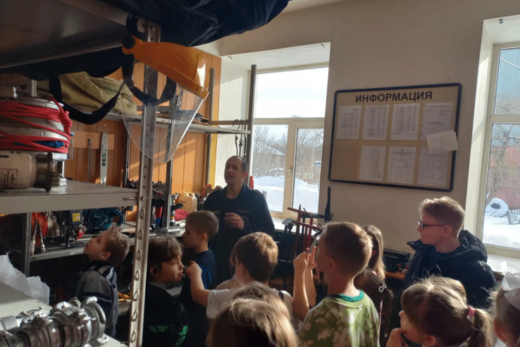 Для детей из Ульяновки провели экскурсию в пожарной части Кировского отряда