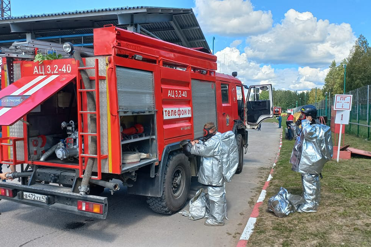 В Ленинградской области прошли учения пожарных на нефтебазе