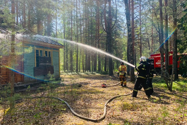 Учения пожарных на спортивной базе