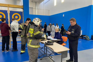 Работники  Лужского отряда Леноблпожспас оценили школьников на олимпиаде по безопасности