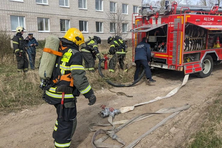 Личный состав 121 пожарной части Волховского отряда Леноблпожспас принял участие в плановом пожарно-тактическом учении на объекте здравоохранения