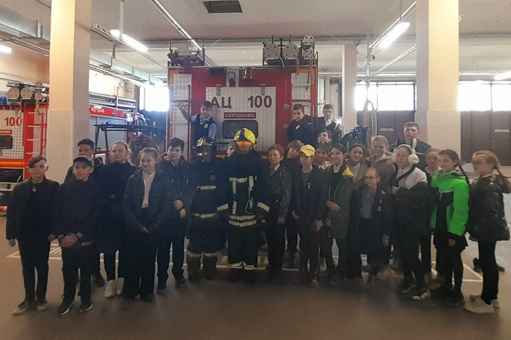 Школьники поздравили Сертоловских пожарных