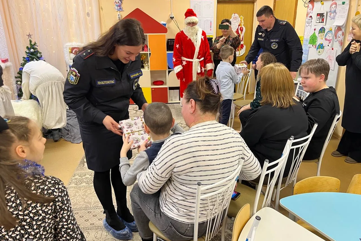 Они не только тушат пожары, но и дарят чудо: работники Леноблпожспас исполняют детские мечты