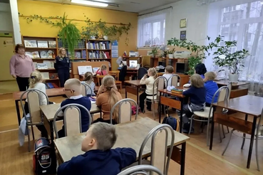 «Писатели о пожарах»: выставка в Сясьстройской библиотеке учит детей безопасности