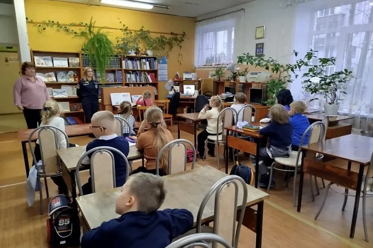 «Писатели о пожарах»: выставка в Сясьстройской библиотеке учит детей безопасности